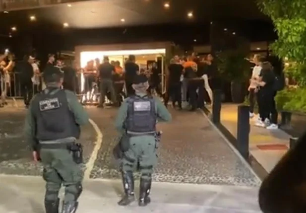 Torcida do Corinthians protesta em frente a hotel dos jogadores