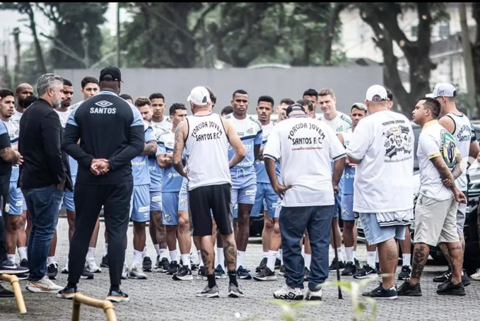 Torcida Jovem se reúne com elenco do Santos