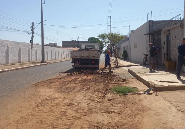 Trabalhadores a Agespisa removendo entulho
