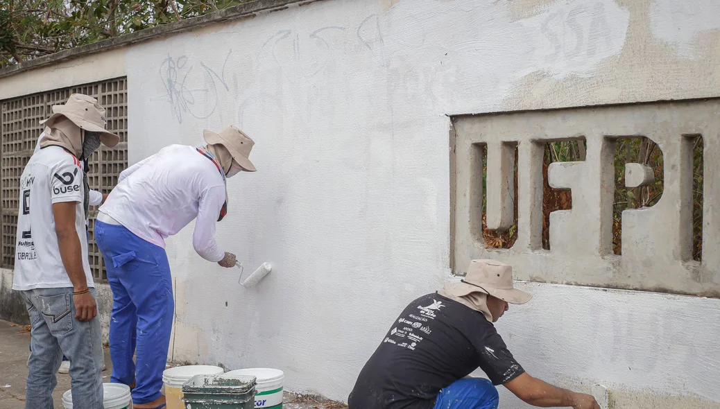 Trabalhadores removem pichações nos muros da UFPI