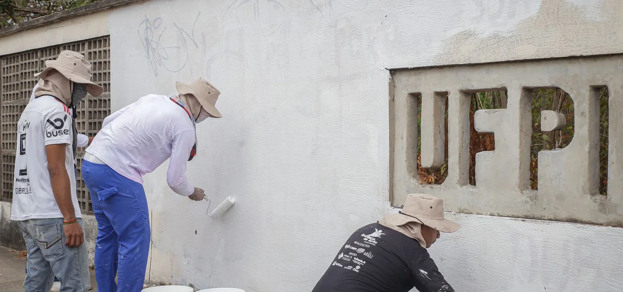 Trabalhadores removem pichações nos muros da UFPI