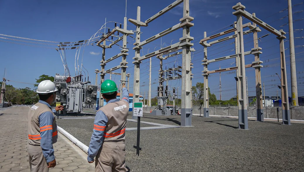 Trabalhadores vistoriando Subestação Centro da Equatorial Piauí em Teresina
