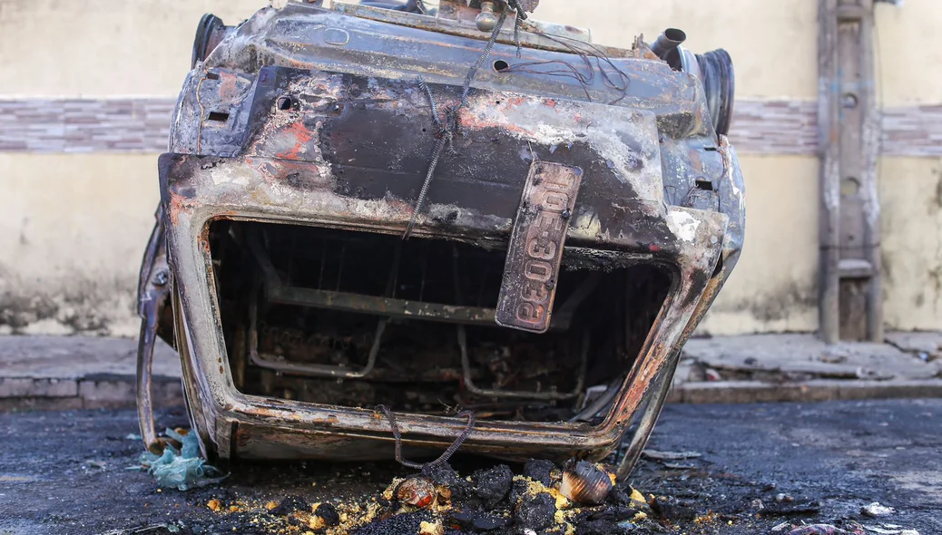 Veículo ficou completamente destruído