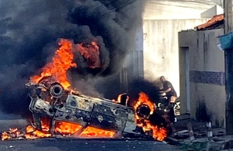 Veículo ficou totalmente destruído no bairro Novo Horizonte