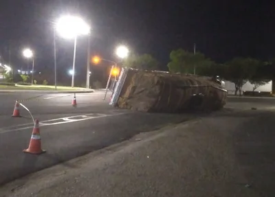 Veículo tombou na rotatória da Avenida Miguel Rosa