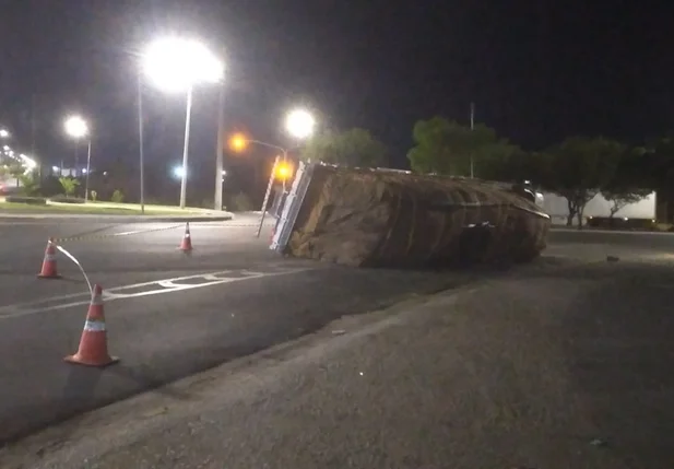 Veículo tombou na rotatória da Avenida Miguel Rosa