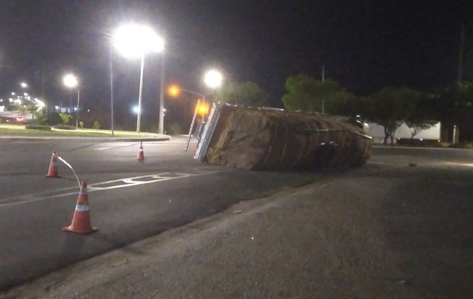 Veículo tombou na rotatória da Avenida Miguel Rosa