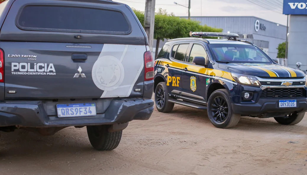 Viaturas da PRF e da Polícia Civil