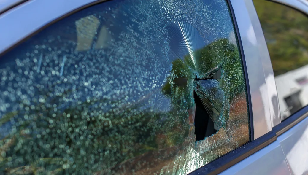 Vidro do carro foi danificado