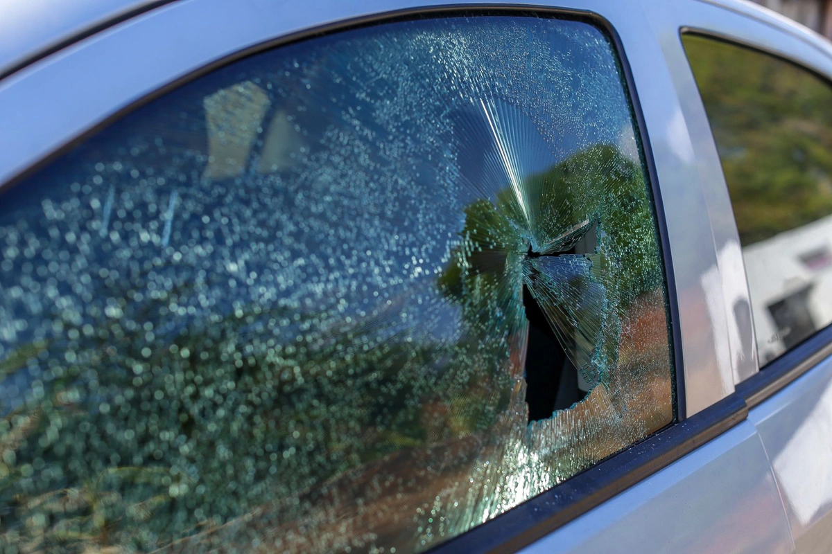 Vidro do carro foi danificado