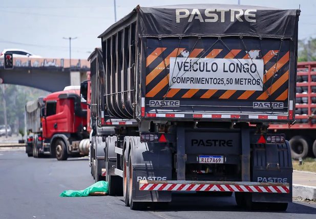 Vítima caiu embaixo do caminhão