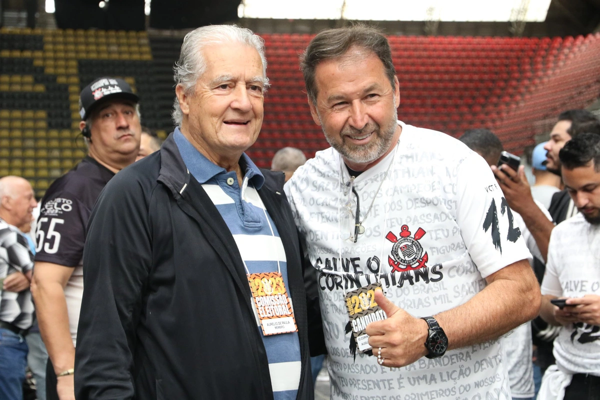 À direita, Augusto Melo, candidato nas eleições do Corinthians