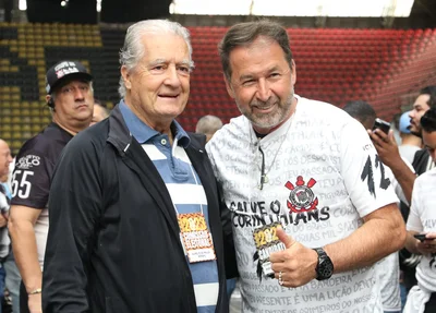 À direita, Augusto Melo, candidato nas eleições do Corinthians