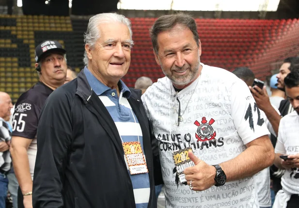 À direita, Augusto Melo, candidato nas eleições do Corinthians