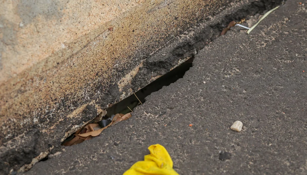 A fenda atravessa toda a largura da alça do viaduto