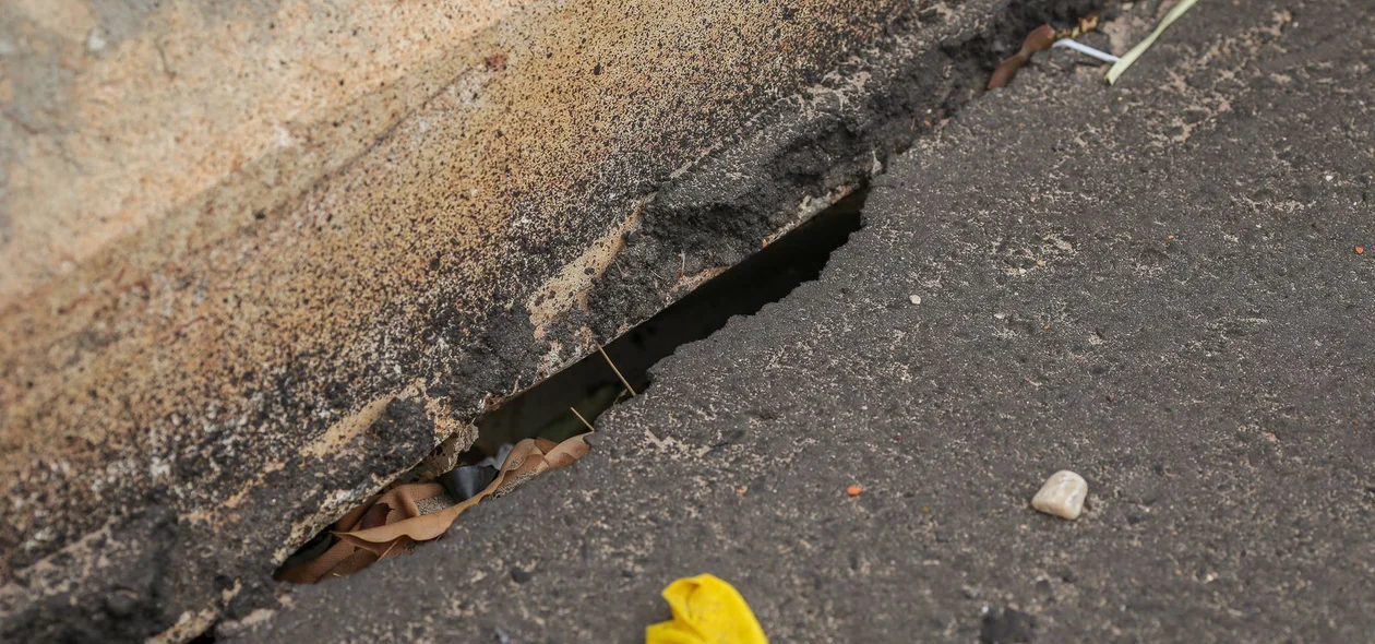A fenda atravessa toda a largura da alça do viaduto