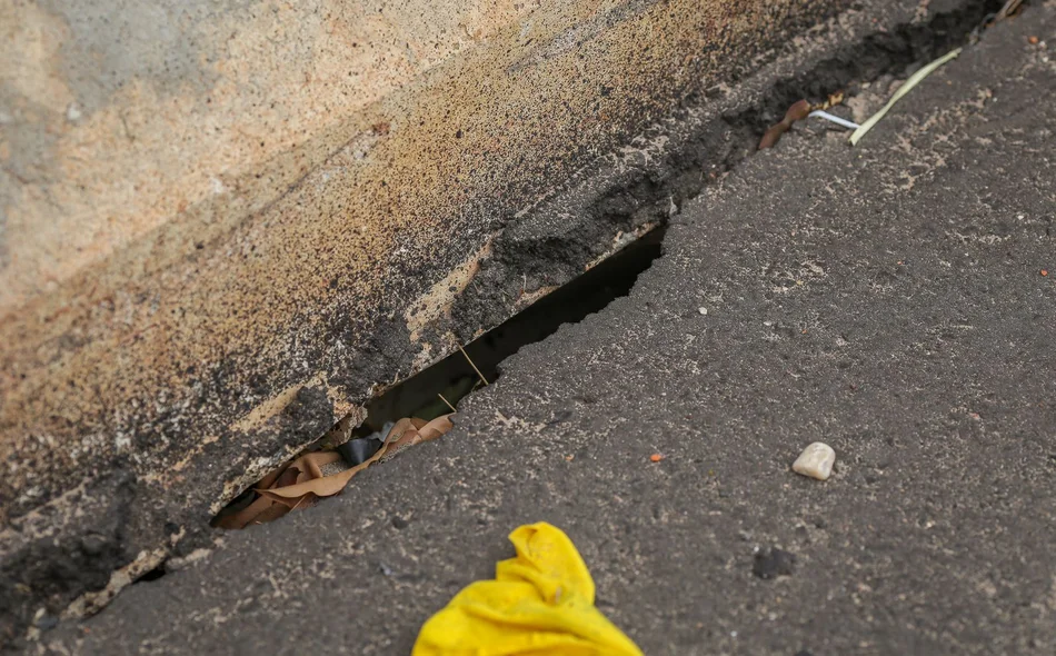 A fenda atravessa toda a largura da alça do viaduto