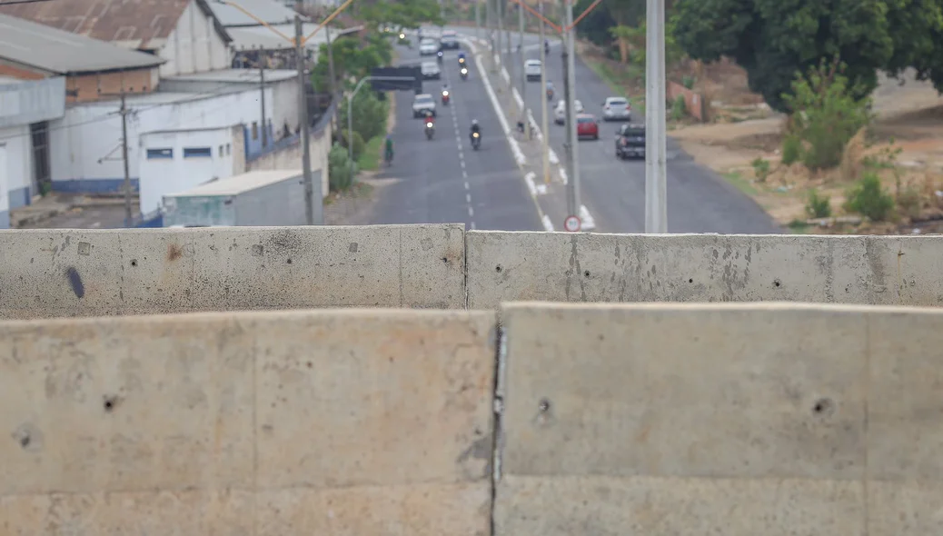 A fenda está localizada na fenda do viaduto