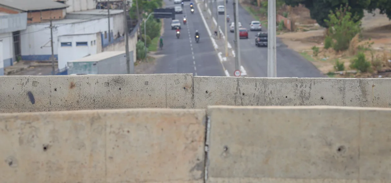 A fenda está localizada na fenda do viaduto