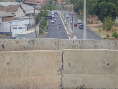 A fenda está localizada na fenda do viaduto