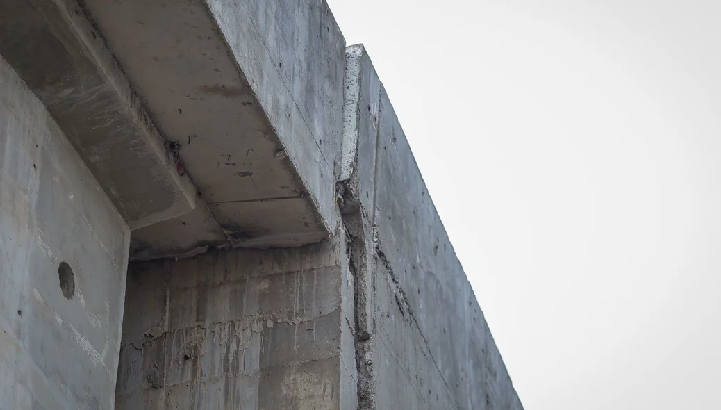 A rachadura chega até à base do viaduto