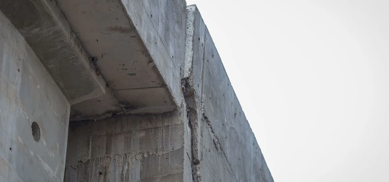 A rachadura chega até à base do viaduto