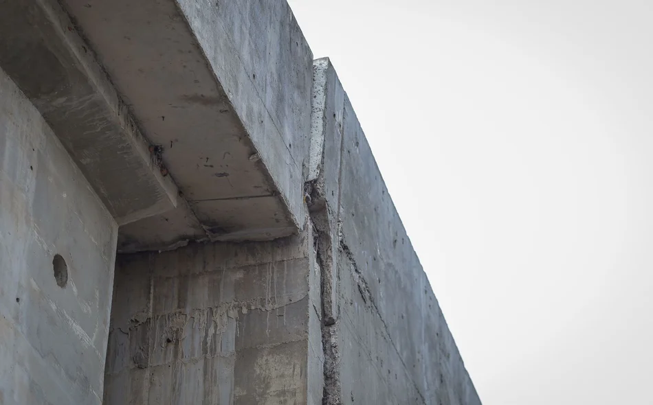 A rachadura chega até à base do viaduto
