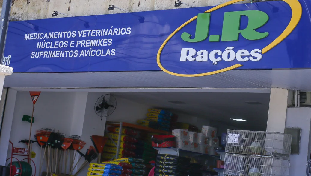A loja do empresário é a J R Rações