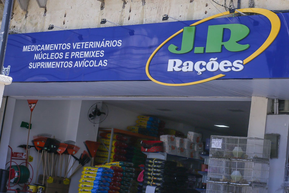 A loja do empresário é a J R Rações
