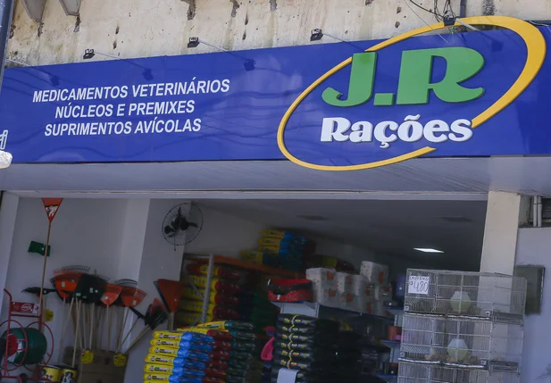 A loja do empresário é a J R Rações