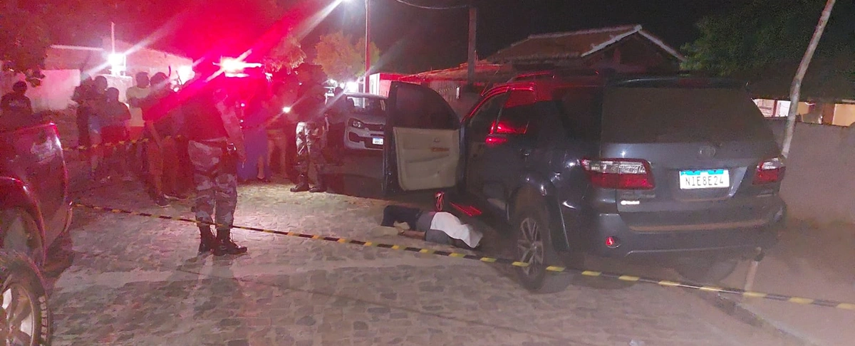 A Polícia Militar foi até o local e averiguou que haviam 5 cápsulas de pistola e 1 munição intacta no chão