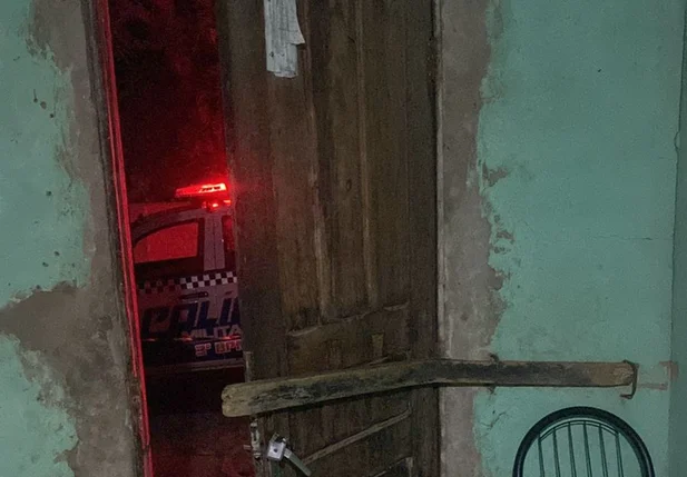 A porta da casa foi arrombada e a vítima foi executada a tiros