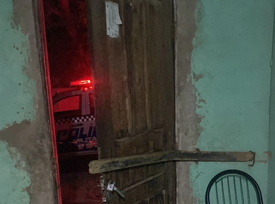 A porta da casa foi arrombada e a vítima foi executada a tiros