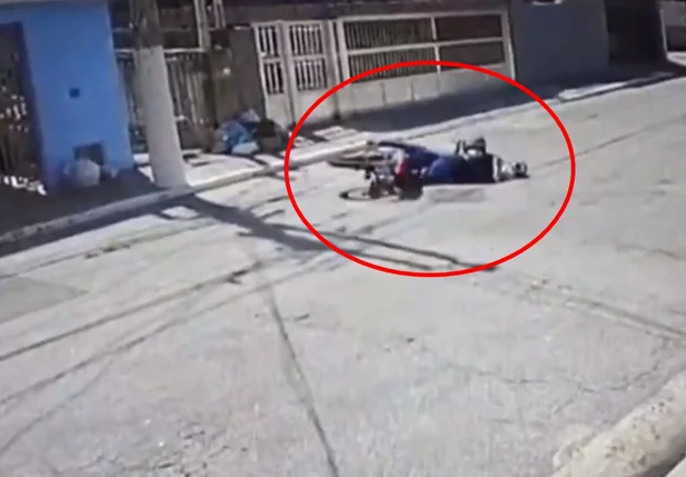 Adolescente passou mal e caiu da moto após assaltar idoso em SP