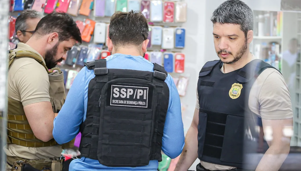 Além das lojas, três casas também são alvos de mandados de busca e apreensão