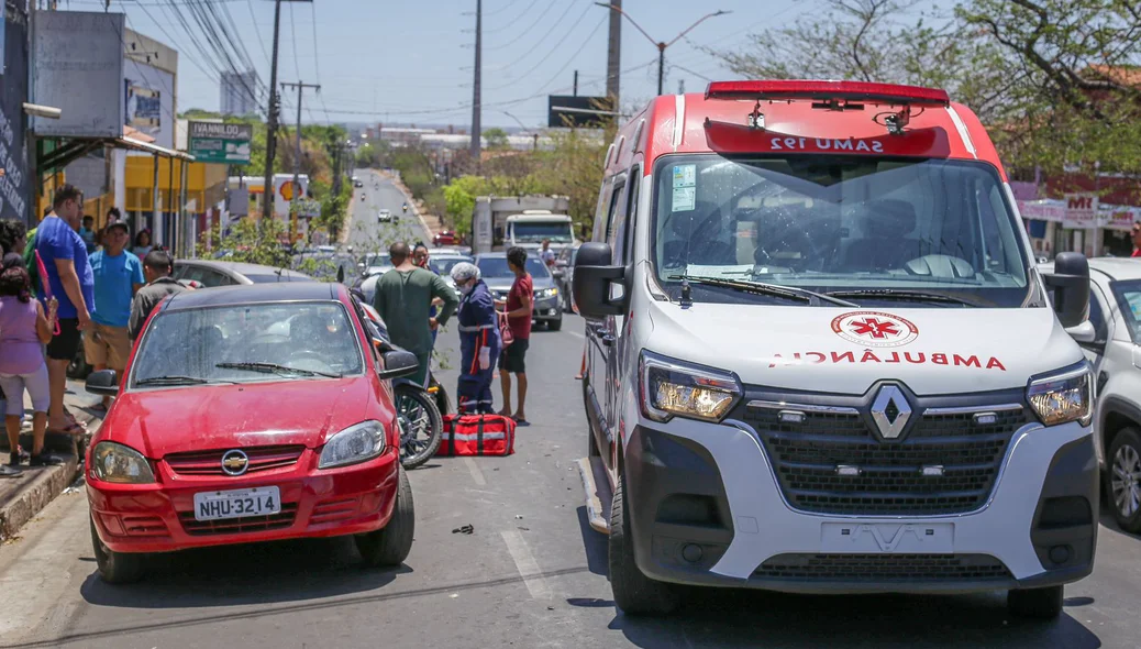 Ambulância do SAMU foi ao local do acidente