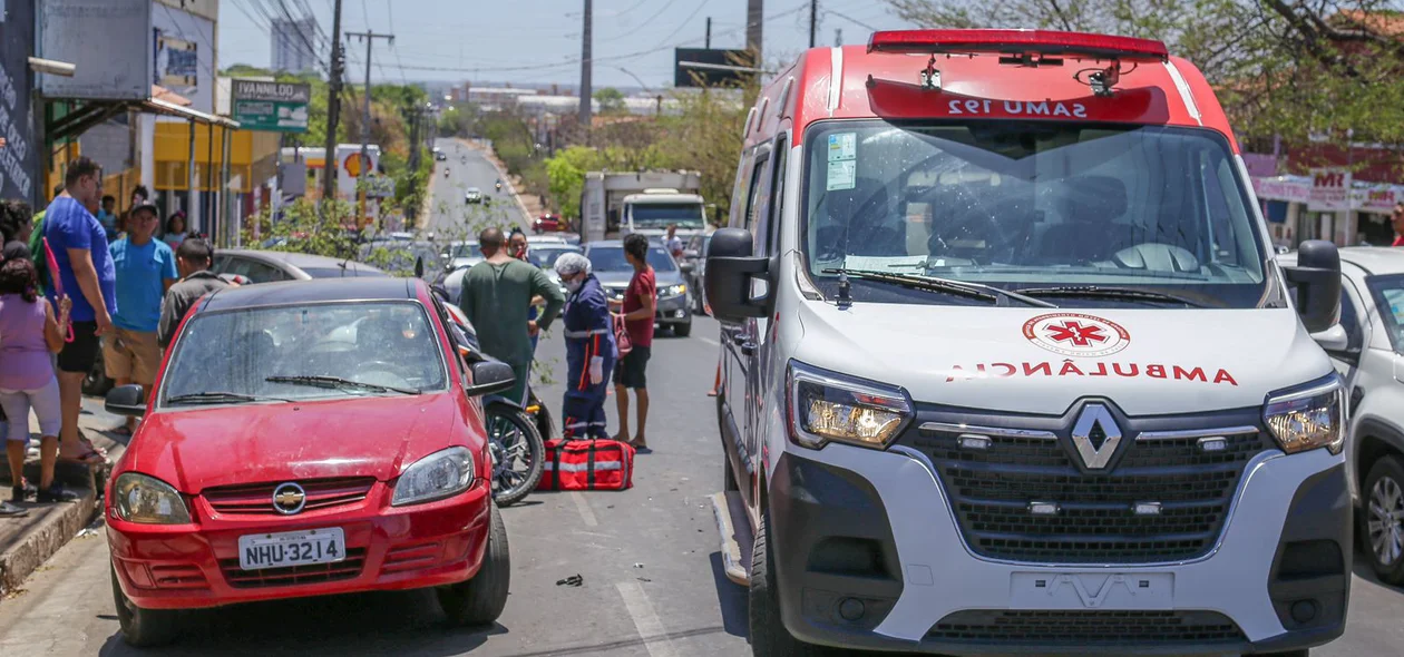 Ambulância do SAMU foi ao local do acidente