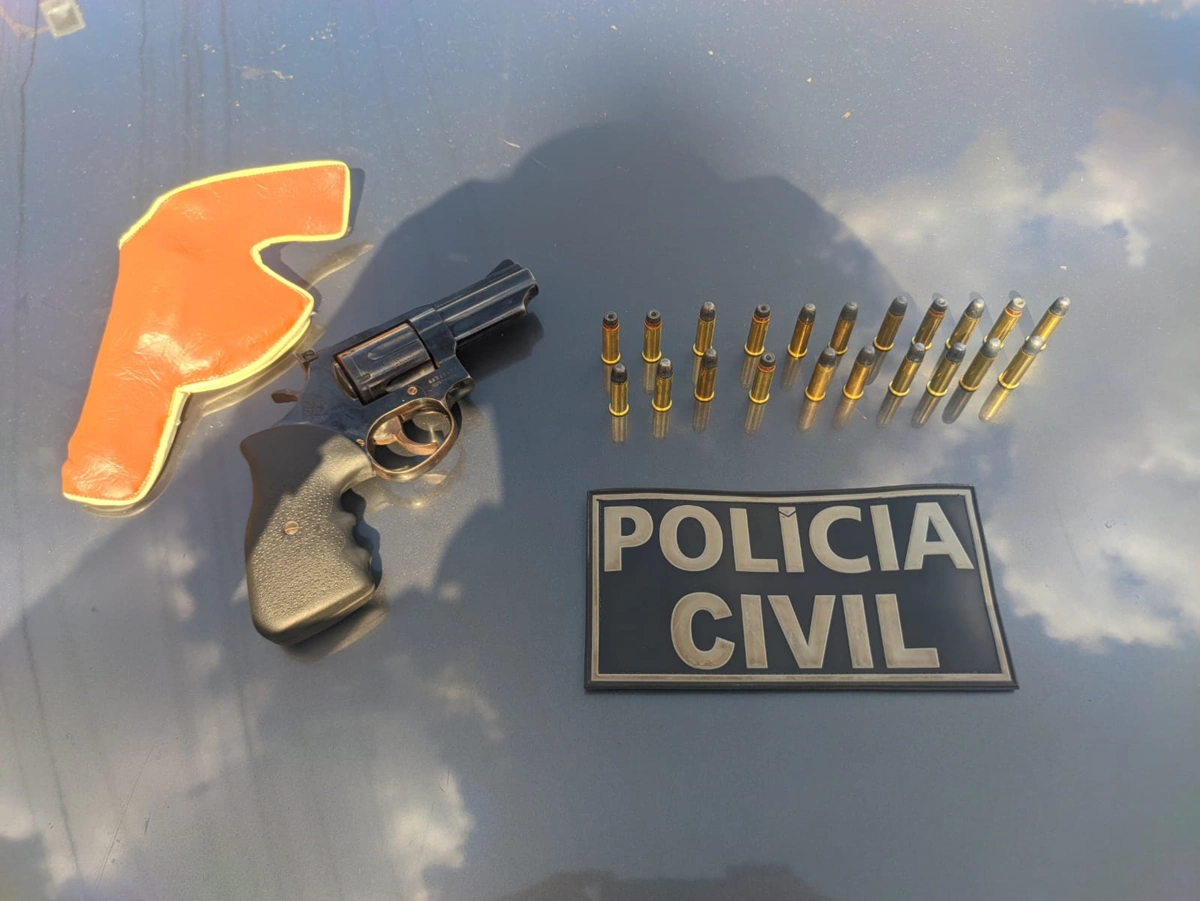 Arma e munições encontradas na casa de A.L.A. em Belém do Piauí