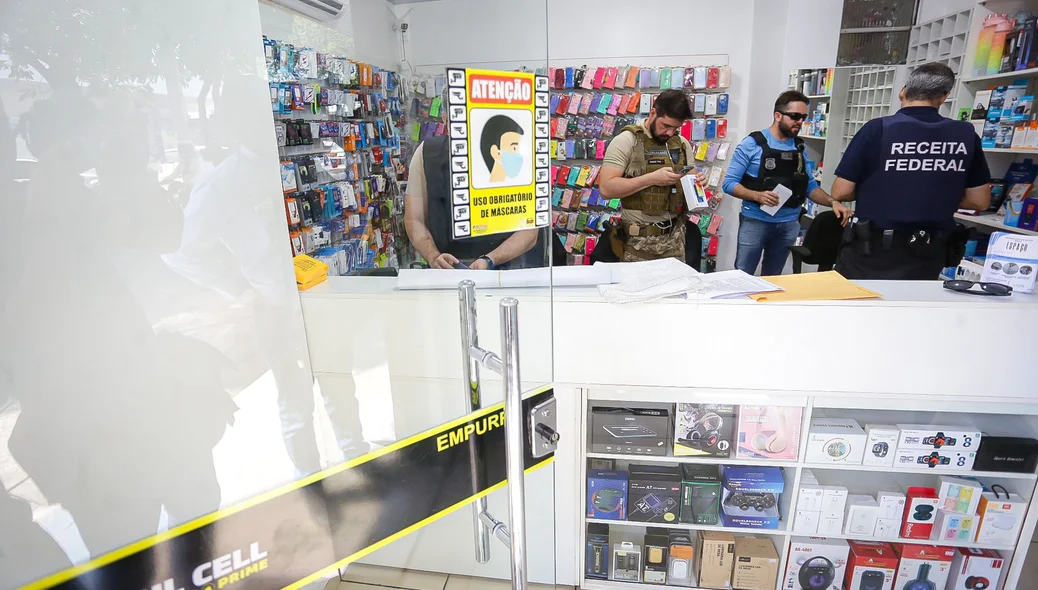 As equipes constataram a existência de aparelhos eletrônicos descaminhados na loja Sul Cell Prime