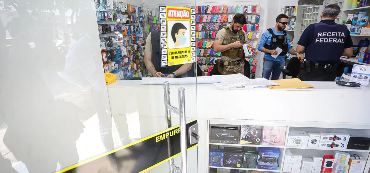 As equipes constataram a existência de aparelhos eletrônicos descaminhados na loja Sul Cell Prime