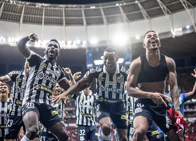 Atletas do Santos FC comemoram vitória diante do Flamengo