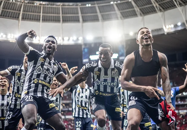 Atletas do Santos FC comemoram vitória diante do Flamengo