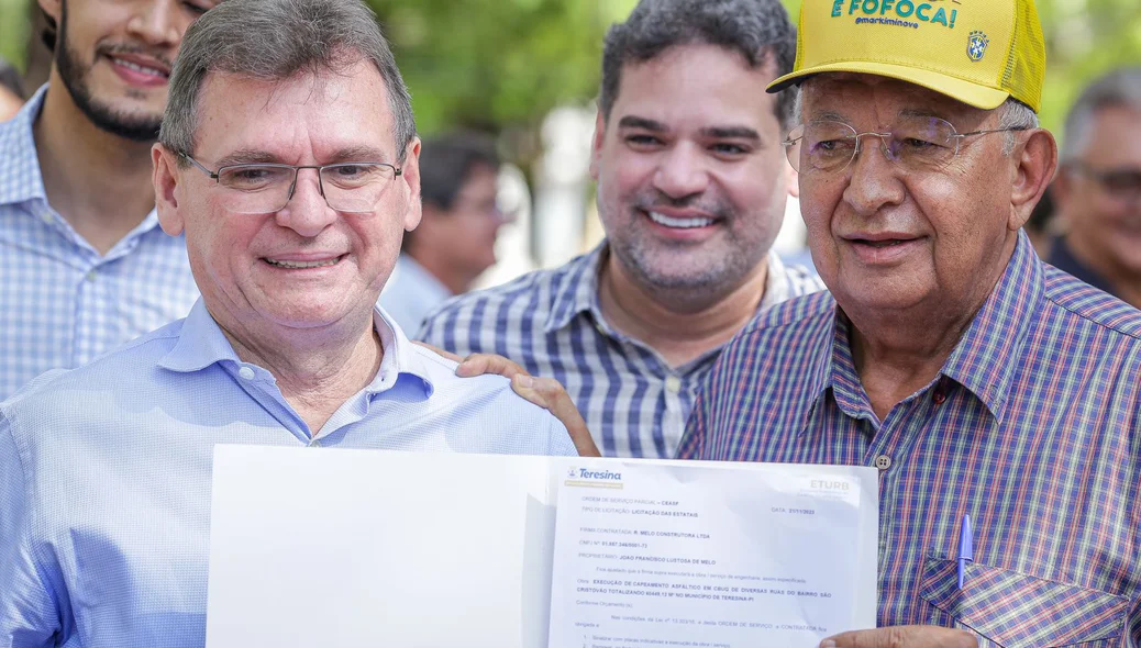 Autoridades na assinatura da ordem de serviço