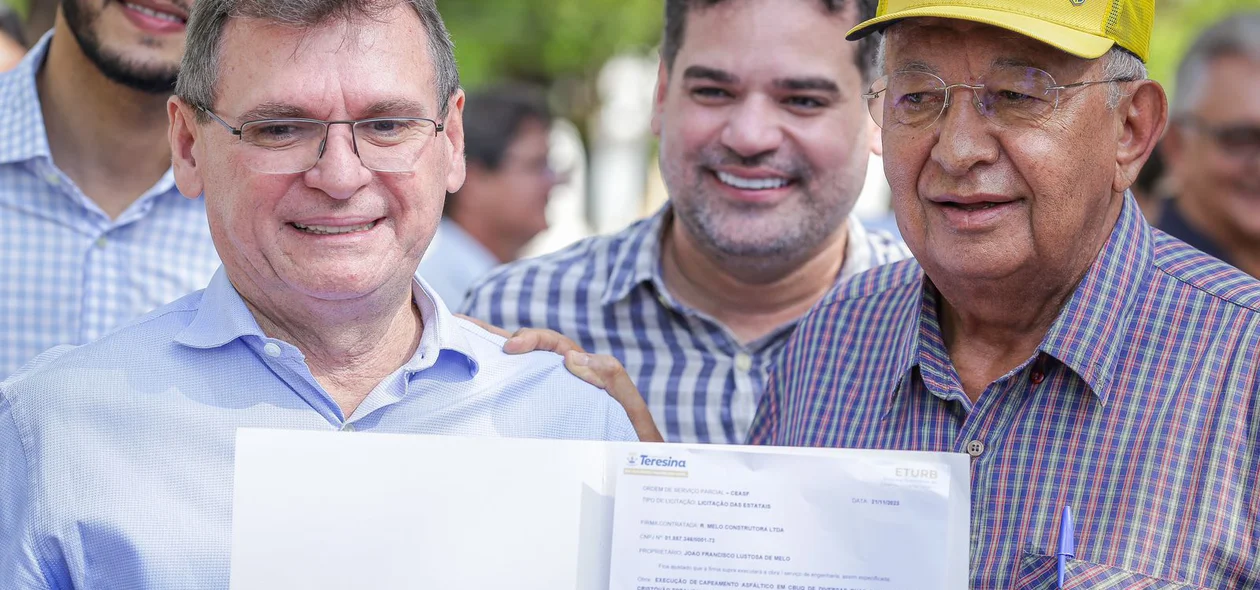 Autoridades na assinatura da ordem de serviço