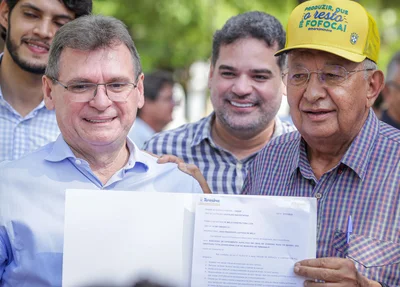 Autoridades na assinatura da ordem de serviço