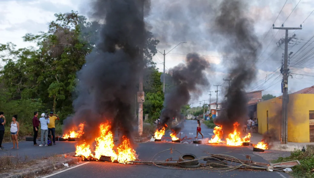 Avenida Nicanor Barreto foi bloqueada com pneus
