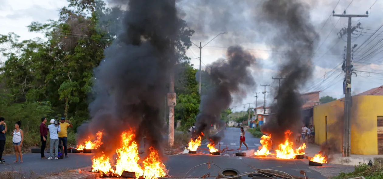 Avenida Nicanor Barreto foi bloqueada com pneus