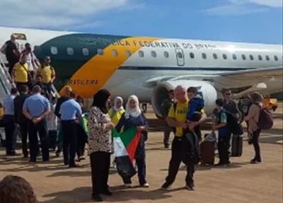 Avião que traz brasileiros vindos da Cisjordânia pousa em Brasília