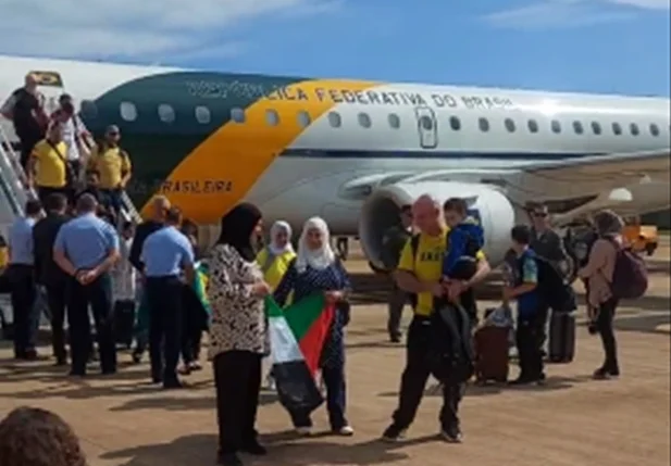 Avião que traz brasileiros vindos da Cisjordânia pousa em Brasília