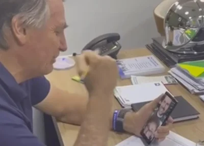 Bolsonaro em videochamada com Milei e Eduardo Bolsonaro